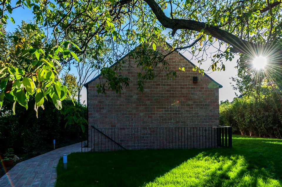 Long Brick House by Foldes Architects