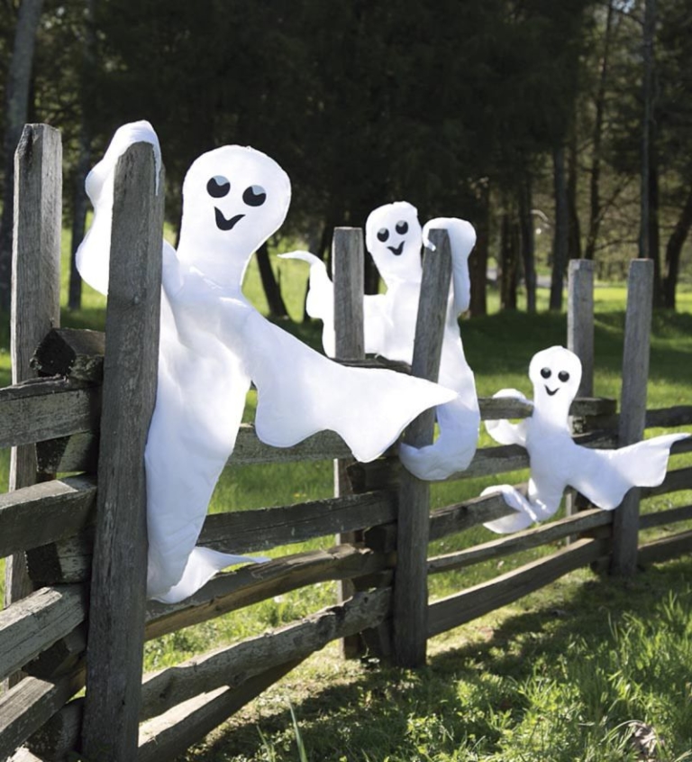 45+ Spooky Ideas to Decorate Front Gate and Fence for Halloween