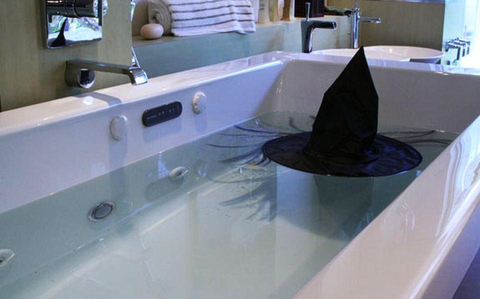 10 Spooky Halloween Bathroom Decorating Ideas for 2020