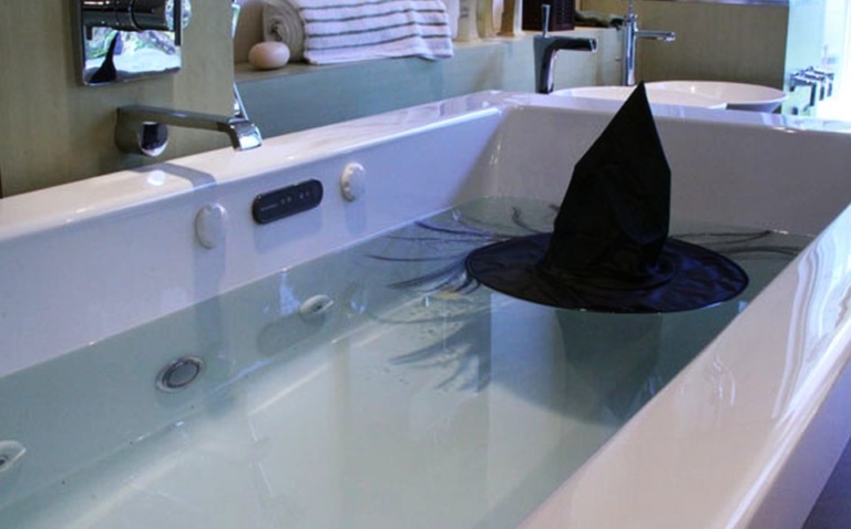 15 Spooky Halloween Bathroom Decoration Ideas
