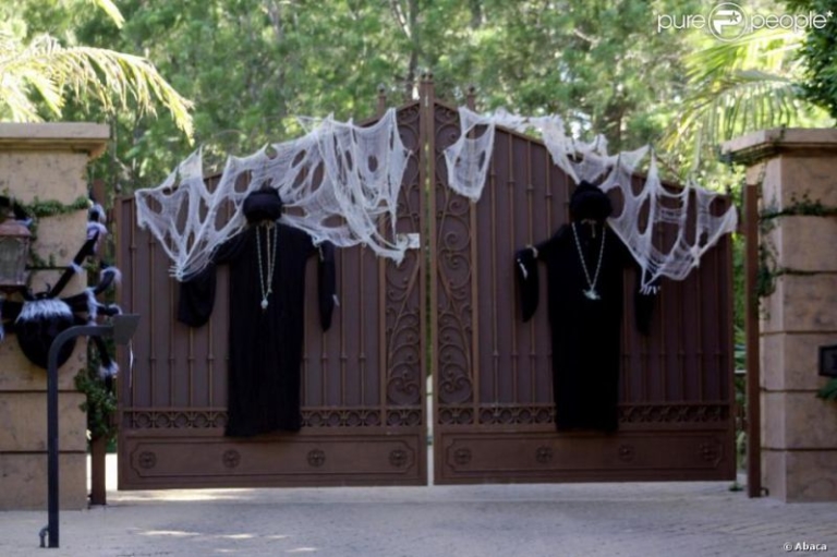 30+ Spooky Ideas to Decorate Front Gate, Fence for Halloween 2020