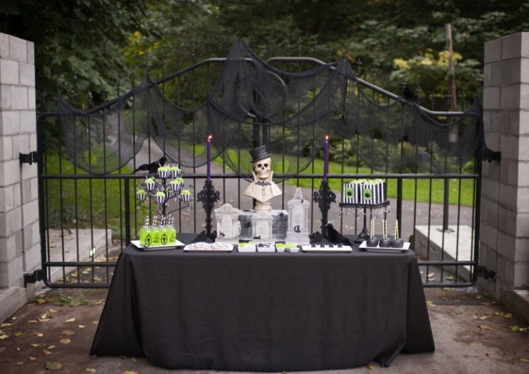 30+ Spooky Ideas to Decorate Front Gate and Fence for Halloween