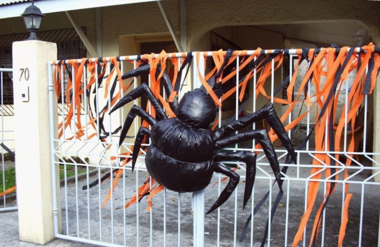45+ Spooky Ideas to Decorate Front Gate and Fence for Halloween