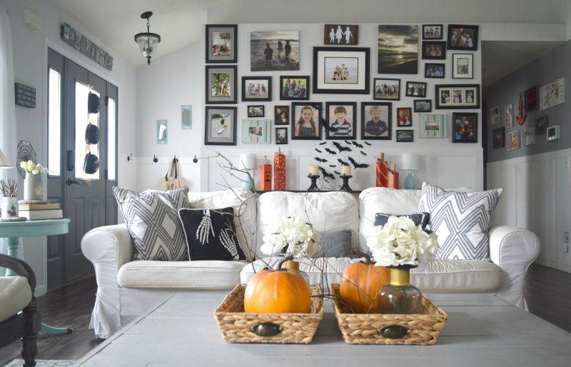 Spooky Wall décor with picture frames for Halloween 