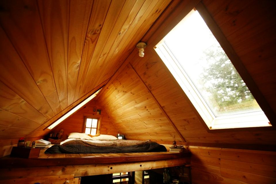 Canberra builds a log cabin on trailers to live a simpler life