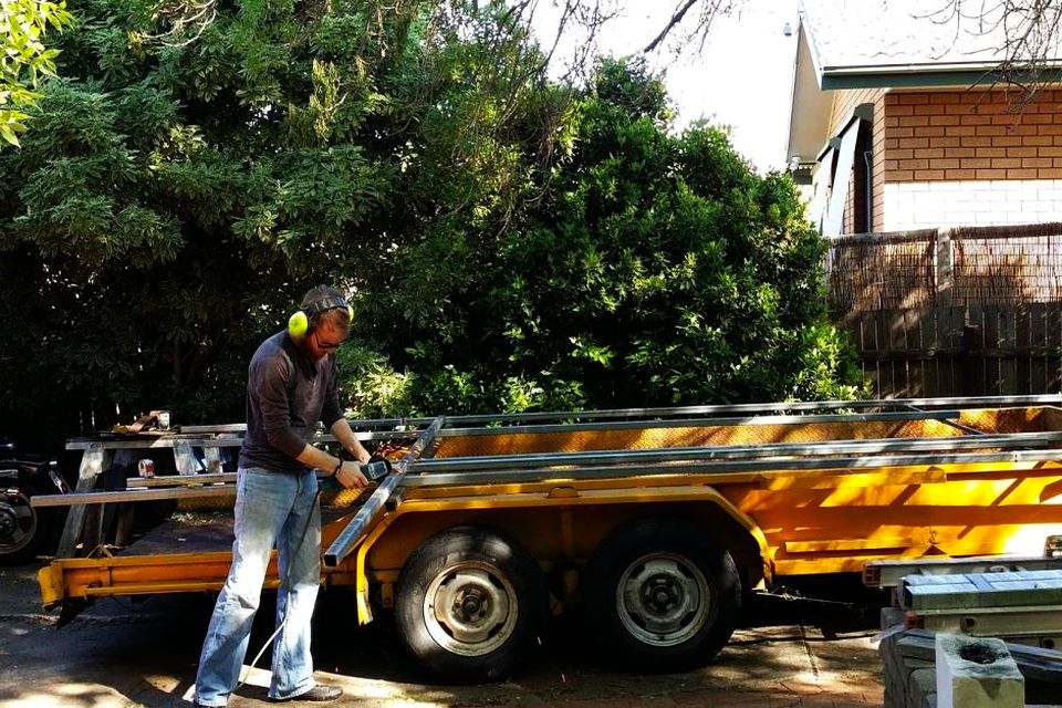 Canberra builds a log cabin on trailers to live a simpler life