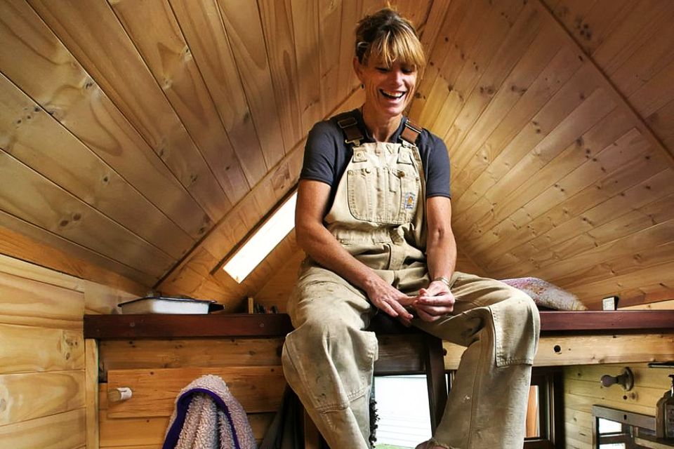 Canberra builds a log cabin on trailers to live a simpler life