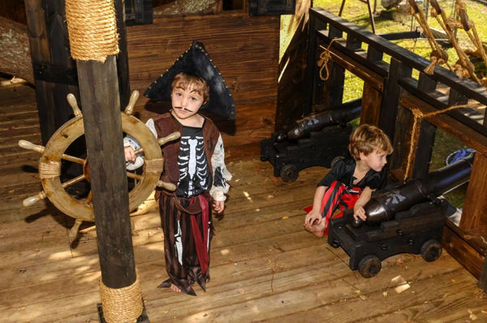 Neighbors Build Pirate Ship Treehouse for 5-year-old Twins