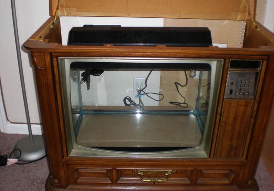 Retro TV turned into Seinfeld-themed fish tank