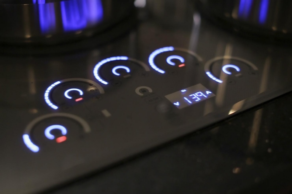 GE’s Smart Sous Vide Probe and Touch-sensitive Induction Cooktops