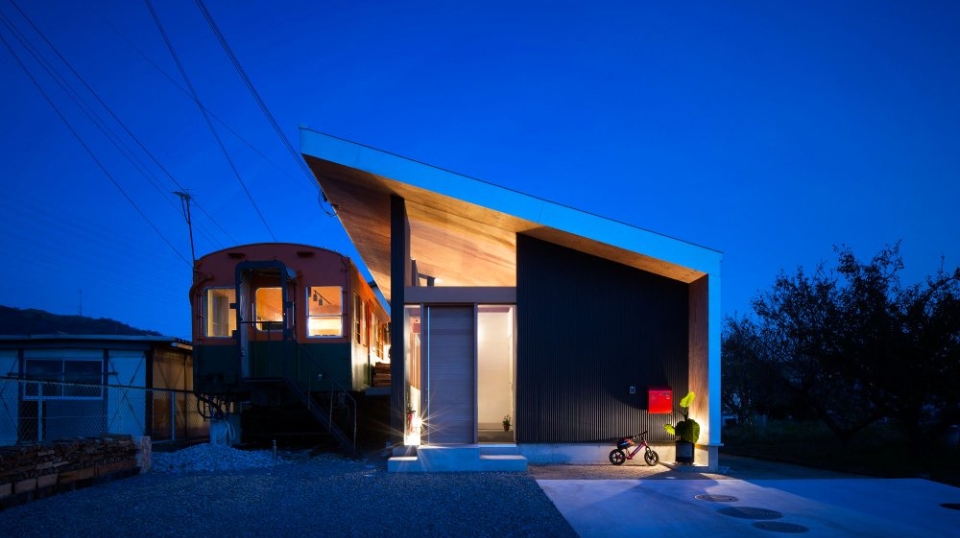 Platform House by Takanobu Kishimoto