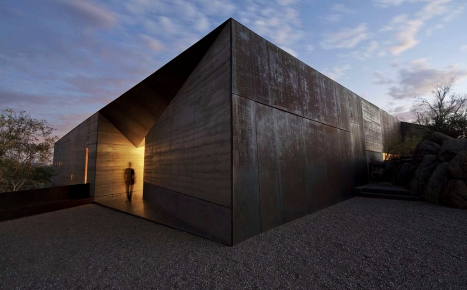 Desert Courtyard House by Wendell Burnette Architects