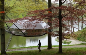 Dom’Up Suspended Treetop Cabin