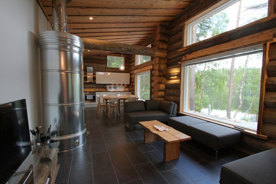 Well equipped kitchen with sitting area