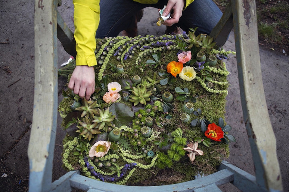 4,000 flowers adorns an abandoned house in Detroit