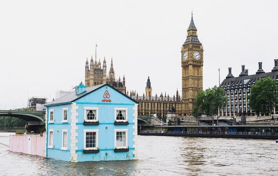 Airbnb’s rental houseboat floats down London’s River Thames Homecrux