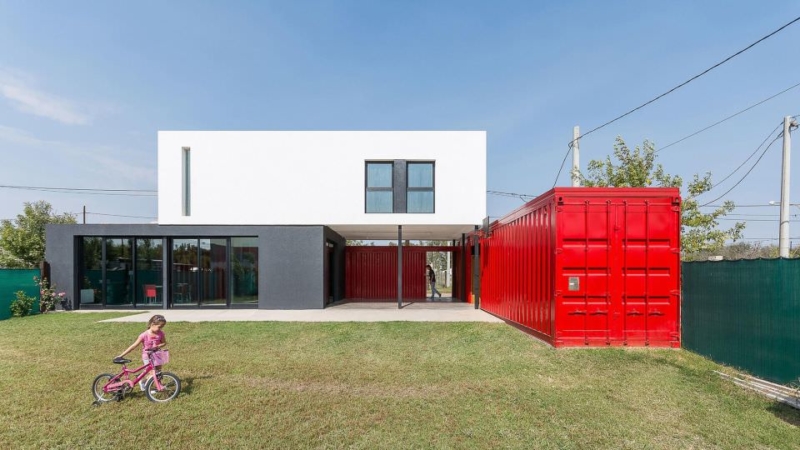 Container house in red and black by José Schreiber