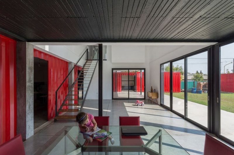 Container house in red and black by José Schreiber - bright interiors 