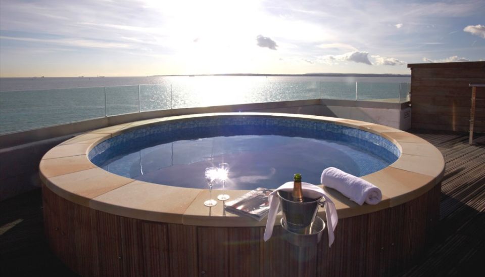 Rooftop hot tub, allowing beautiful sea view