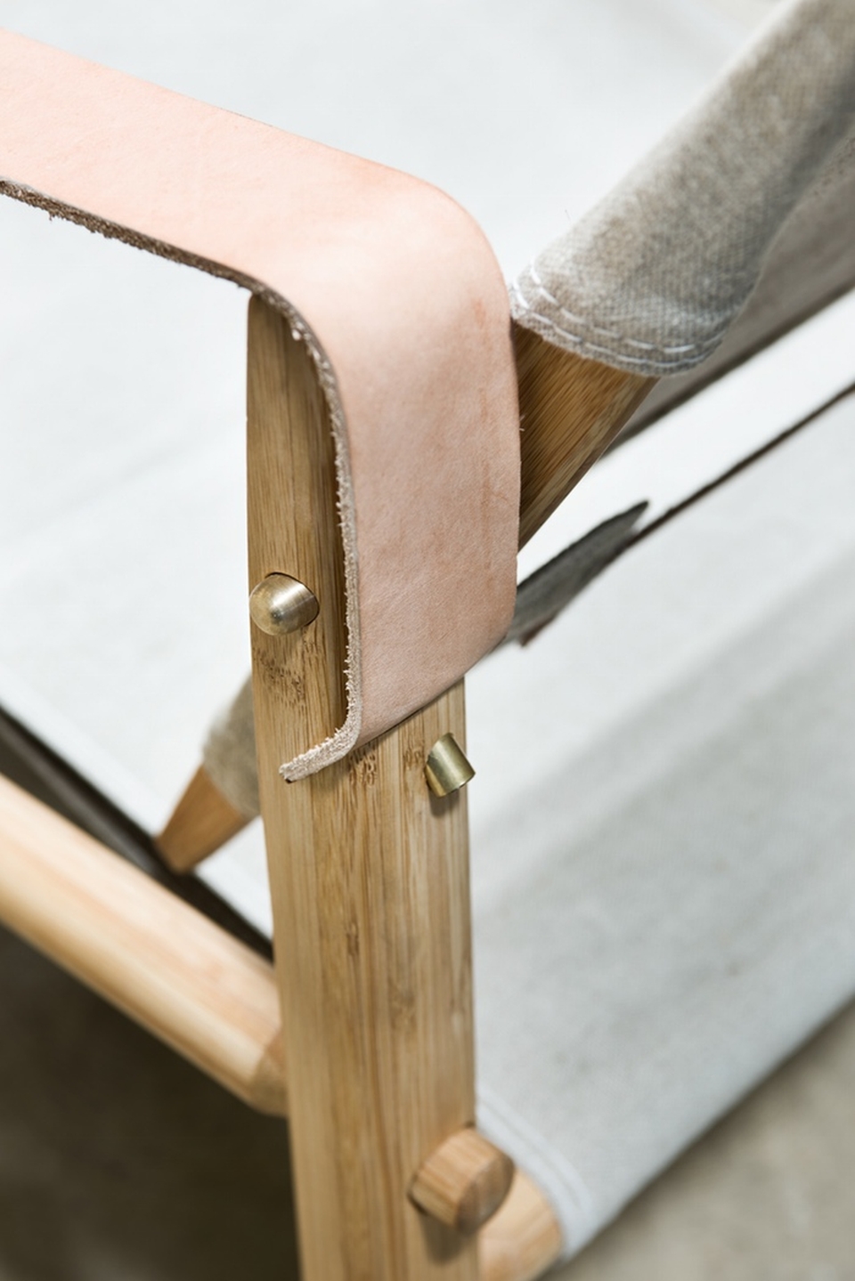 The leather straps, backrest and canvas of the chair can be adjusted as per personal preference