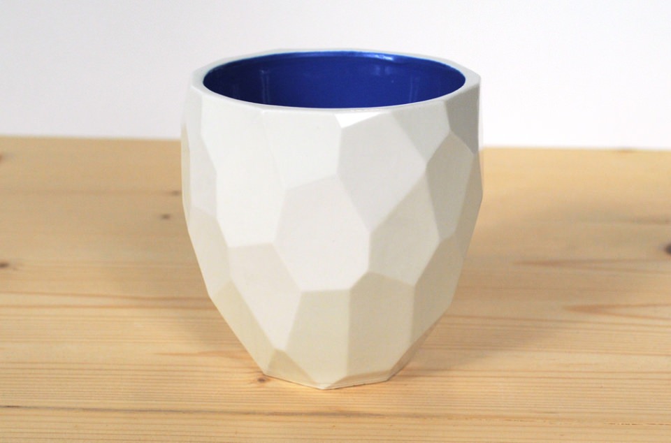 The Poligon Thermo Cup is made from Porcelain