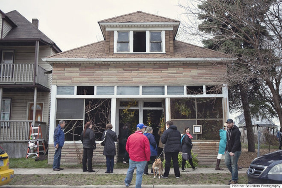 4,000 flowers adorns an abandoned house in Detroit