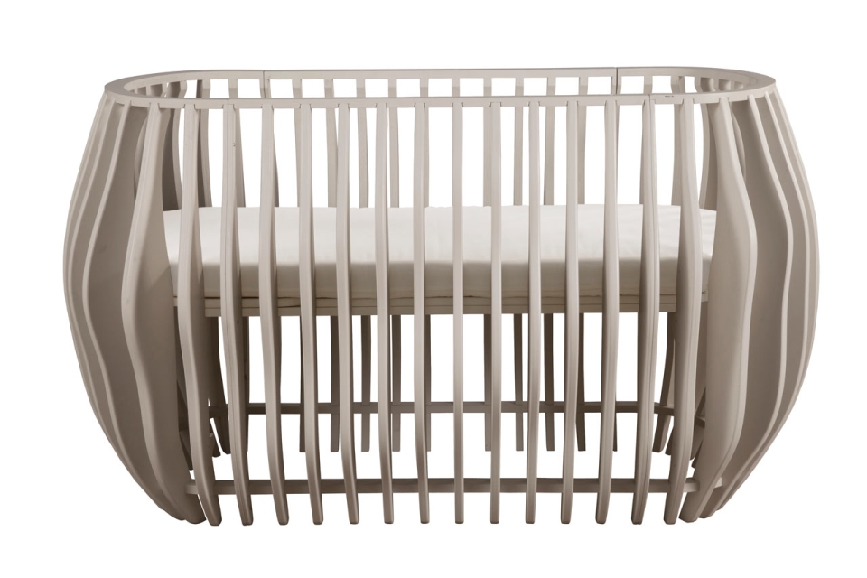 Gradient crib can be converted into bassinet to protect your kid from dust 