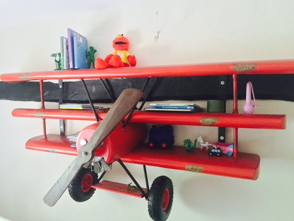 the 230 cm wingspan gives ample space to decorate toys and books