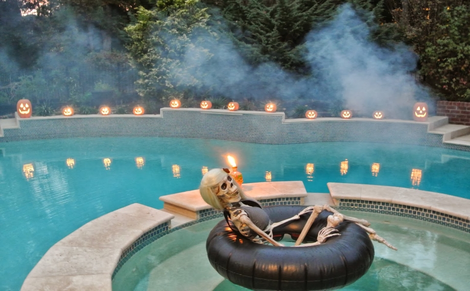 10 bone-chilling måter å nyte Halloween pool party