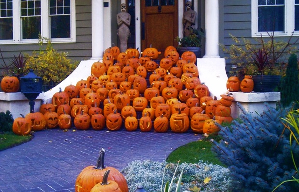 10 eerie ways to dress up your home for Halloween