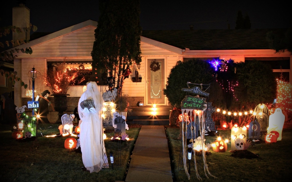 10 eerie ways to dress up your home for Halloween