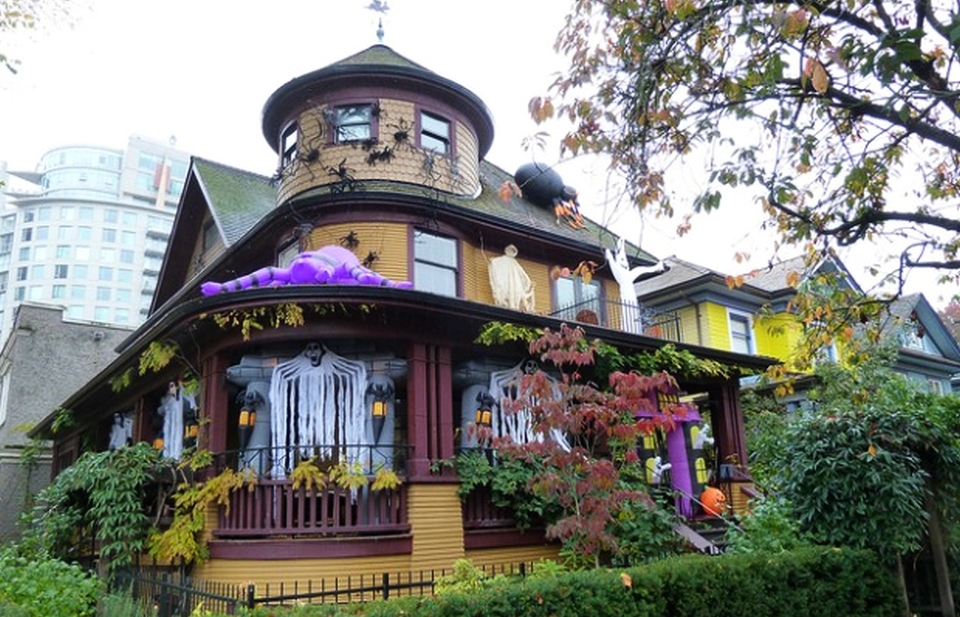 10 eerie ways to dress up your home for Halloween