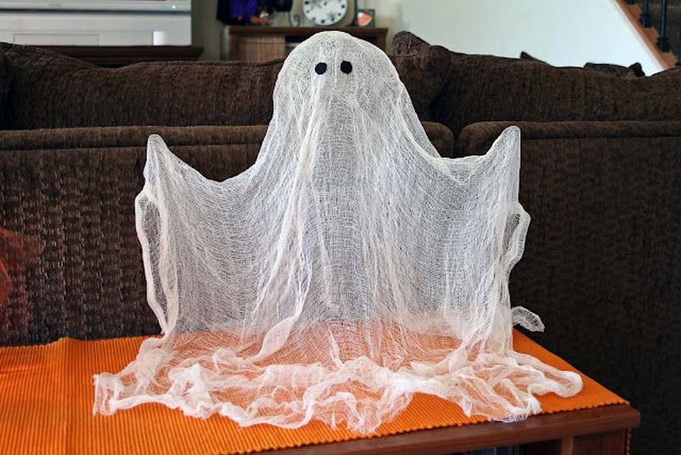 Floating Ghost made using muslin cloth halloween craft last minute 