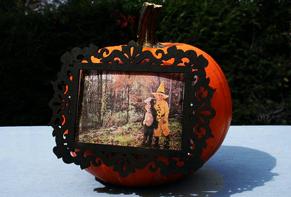 DIY pumpkin photo frame for picture perfect Halloween