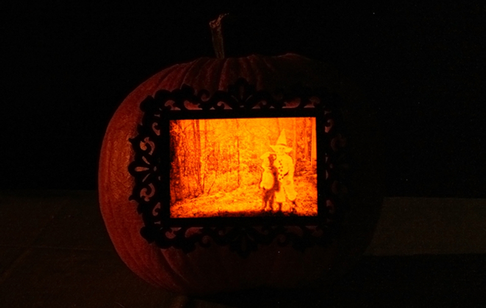 DIY pumpkin photo frame for picture perfect Halloween