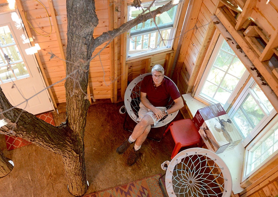 Grandfather builds three-story treehouse for his grandkids