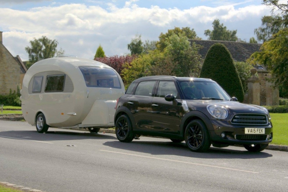 Retro Barefoot ‘curvy’ caravan is truly female-friendly