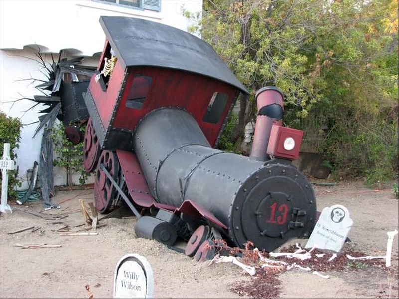 10 Unique Halloween Yard Display Ideas for Geeky Homeowners