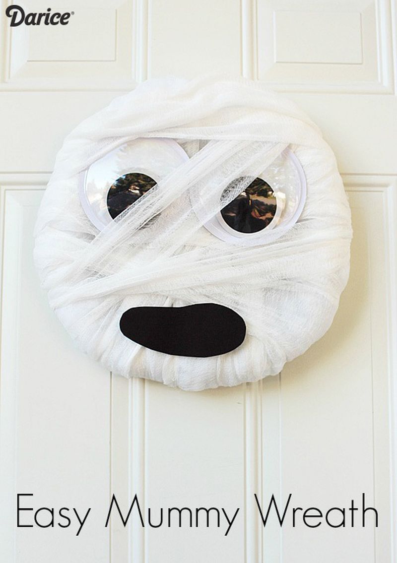 easy to make Mummy Wreath with cheesecloth 