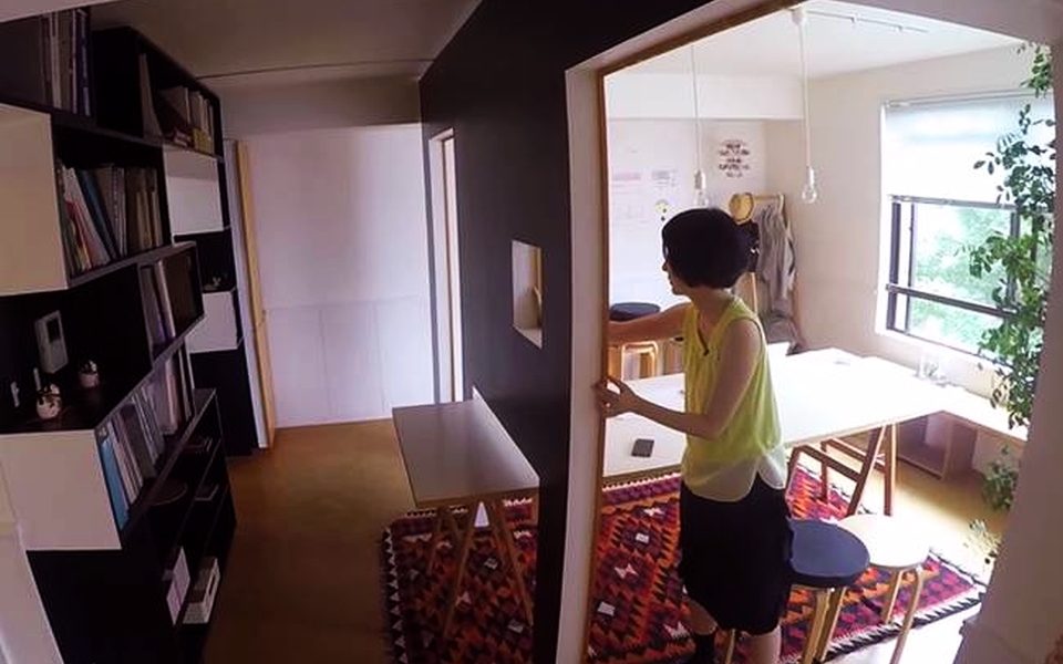 Tokyo 'Switch' apartment transform into home office with sliding walls