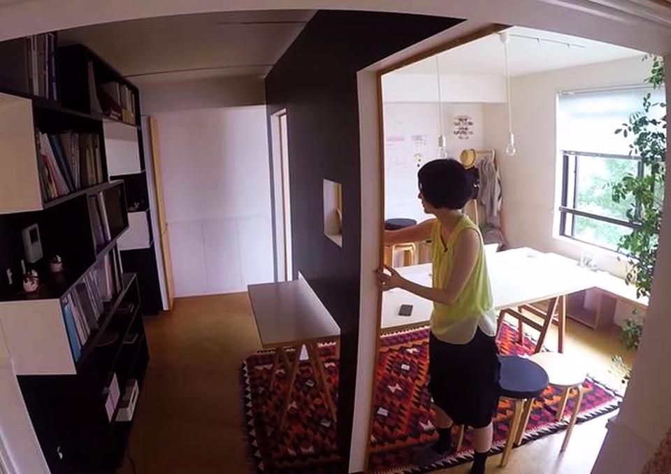 Tokyo 'Switch' apartment transform into home office with sliding walls