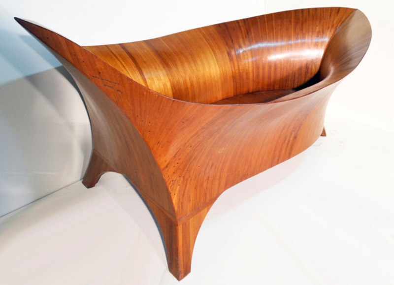 Argo bathtub resembles a beautifully crafted wooden boat