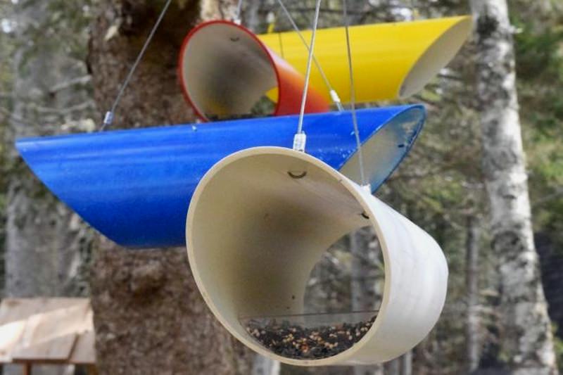 Horizontal bird feeder