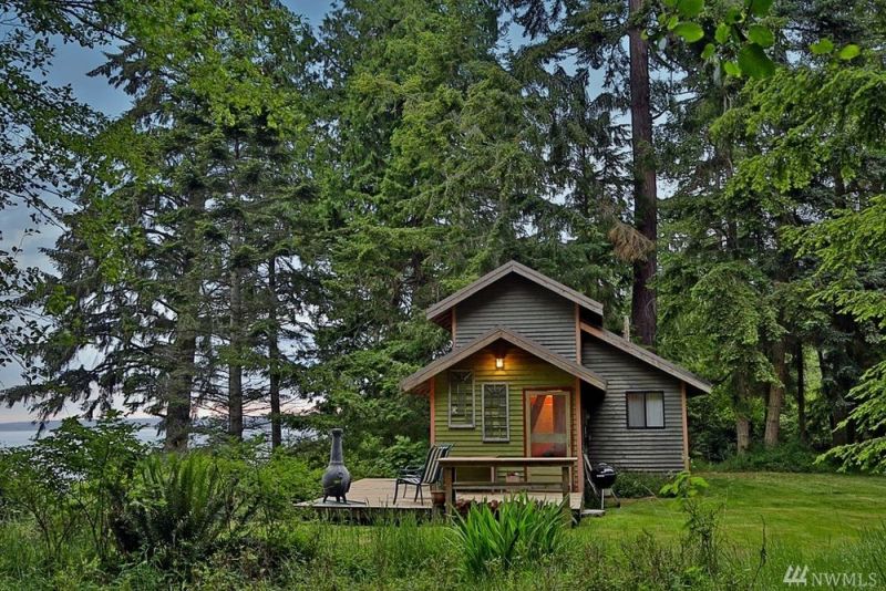 540-sqft Whidbey Cabin comes with treehouse and serene vistas