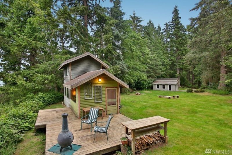 540-sqft Whidbey Cabin comes with treehouse and serene vistas