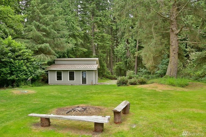 540-sqft Whidbey Cabin comes with treehouse and serene vistas