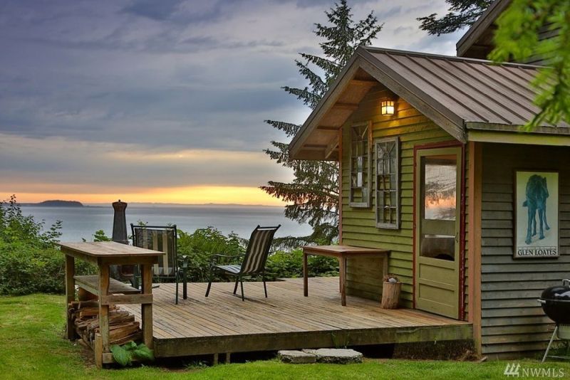 540-sqft Whidbey Cabin comes with treehouse and serene vistas