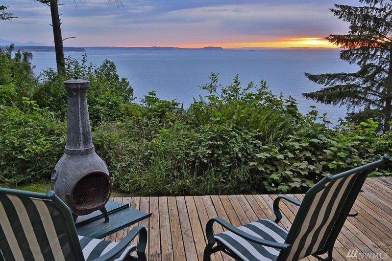 540-sqft Whidbey Cabin comes with treehouse and serene vistas