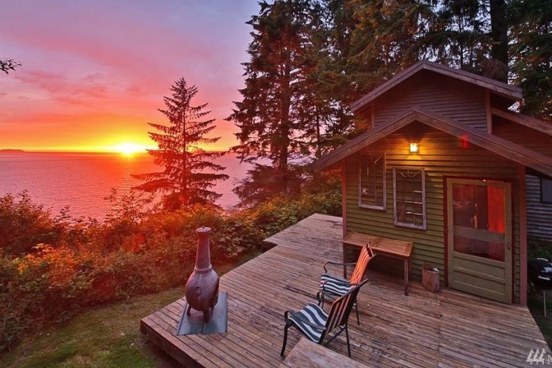 540-sqft Whidbey Cabin comes with treehouse and serene vistas