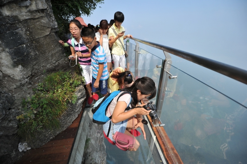 People daring enough to venture on the edge and click photos 